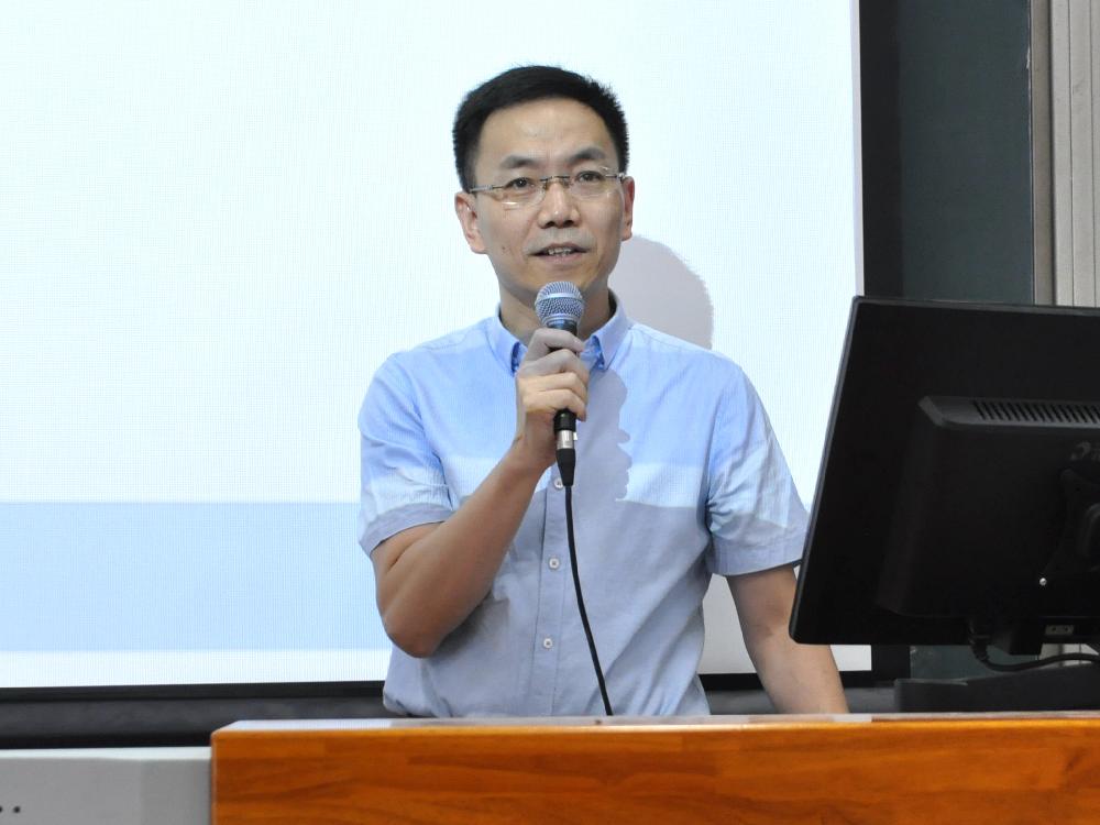 李建军院长代表学院对2018级全体研究生新生表示了热烈的欢迎并发言